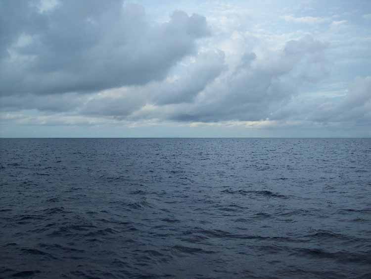 อากาศตอนเช้าไม่ค่อยดี ฝนตกอยู่รอบตัว ลมเริ่มแรงครับ  :sad: :sad: :grin: