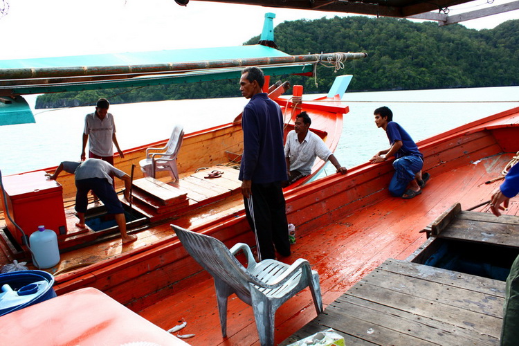 มาถึงเรือ ที่เราสั่งเค้าไดท์หมึกไว้ให้ เพื่อไม่ให้เป็นการเสียเวลา  :smile: