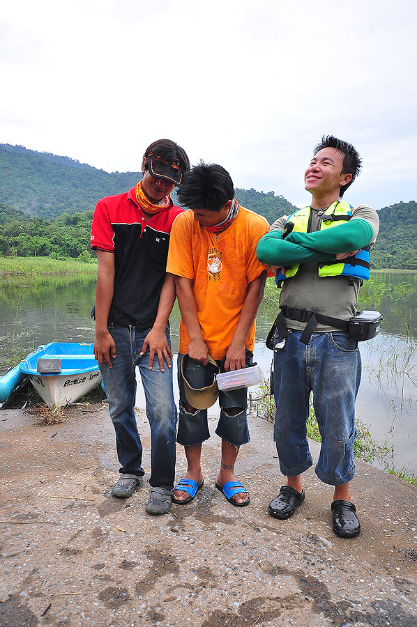 ขอฝาก 3 หนุ่มวงแอ็คชั่นลัวร์ไว้ในอ้อมอกแฟนๆด้วยน่ะคร๊าบบบ รักน้อยๆ [b]แต่ยำให้หนักๆ[/b] :laughing: :