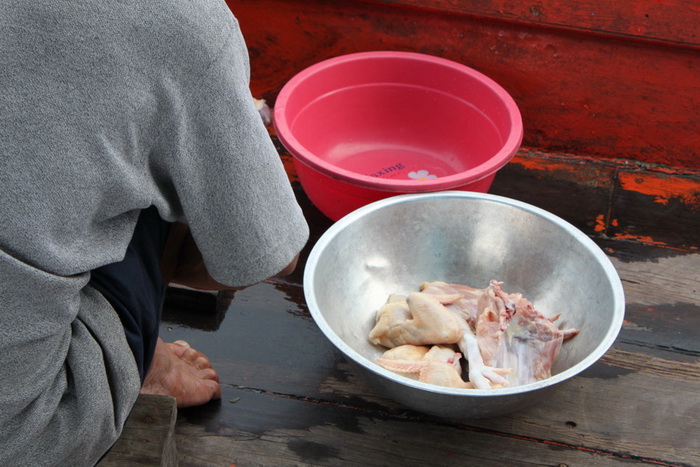 กับข้าวมื้อนี้เป็นไก่นี้เอง  เป็นไก่ผัดเครื่องแกงครับ

ขออภัยน่ะครับที่ไม่ได้ถ่ายรูปไก่ผัดเครื่องแ