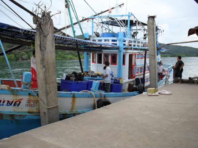 เรือที่เราเดินทางครับ กว่า16 ช.ม.กว่าๆ ออกจากท่าเรือแขมหนู จ.จันทบุรี