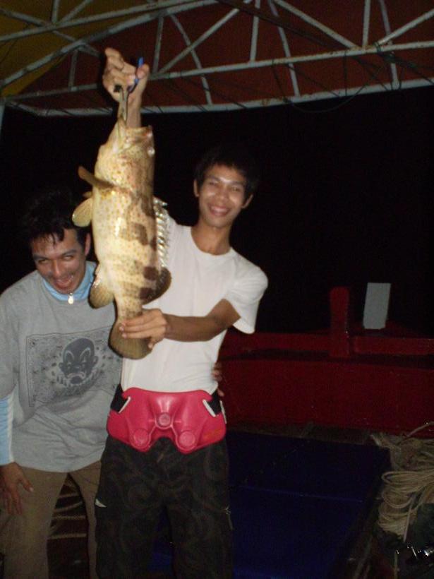 น้าต้าจะกินปลาหรือกินเด็กครับ :laughing: :laughing: :laughing: