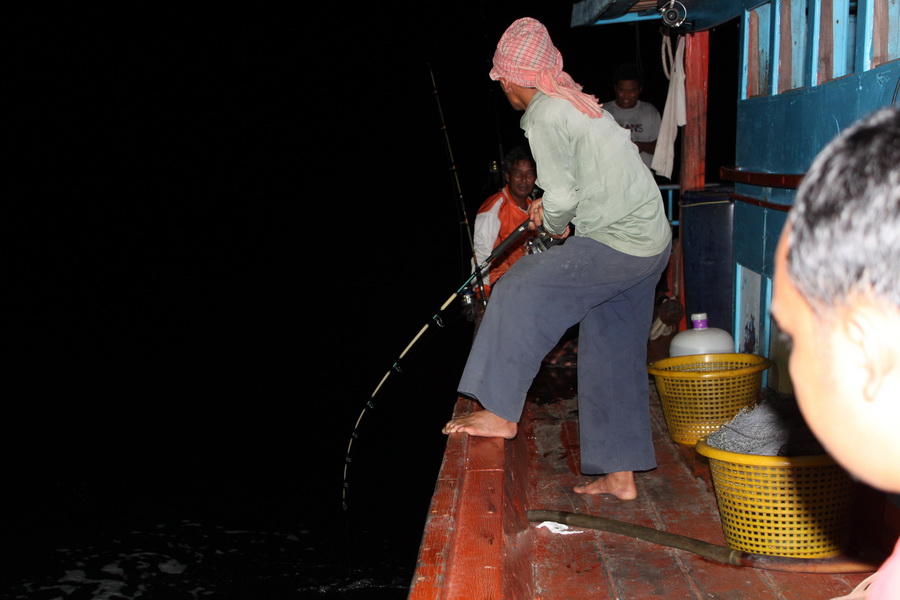 ส่วนทางท้ายเรือฝั่งขวา  ก็มีเสียงรอกดังขึ้น คราวนี้เป็นคันผู้ช่วยเรือครับ
