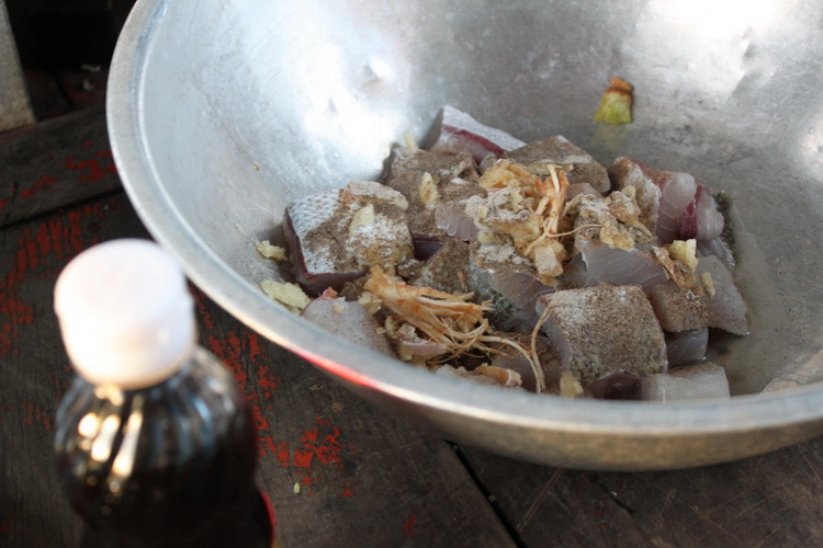 เป็นข้าวต้มปลาสากจริงๆด้วย    เป็นตัวที่แกเกี่ยวขึ้นมาบนเรือเอง เมื่อคืนนี้อ่ะครับ   ว่าแล้วเดาไม่ผิ