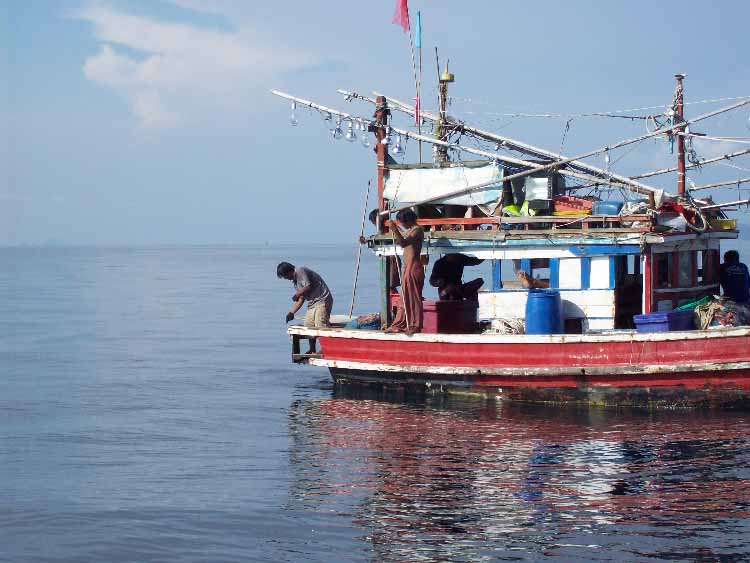 ท้ายเรือกำลังสู้กับปลาอยู่ครับ  :grin: