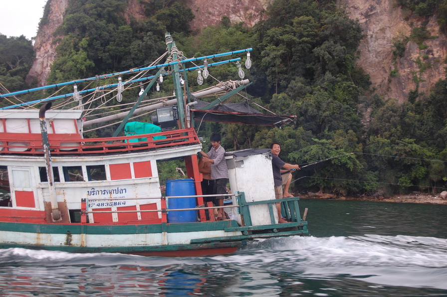 เรือลำนี้ ไต๋บันครับ  กามลังลากเหยื่อปลอมพอดีเลยครับ  พี่ผมเขารู้จักก็เลยทักทายกันครับ:cheer: :cheer