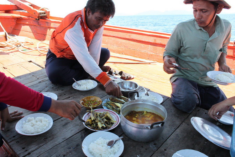 กับข้าวมื้อนี้เป็น ปลาทอดคลุกขมิ้นกับแกงส้มปลาทะเล ครับบ  

ใครถ้าได้ทานข้าวกลางทะเล รับรองอร่อยสุ