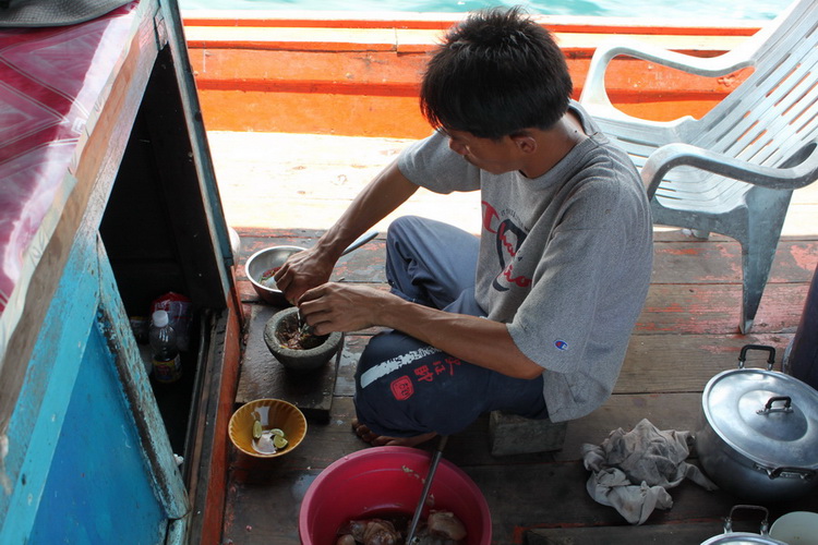 ระหว่างร้อนปลาสุกได้ที่..........พ่อครัวก็ตำน้ำพริก เพื่อที่จะรับประทานกับปลาทอดกรอบ  สิ่งนี้มันเป็น
