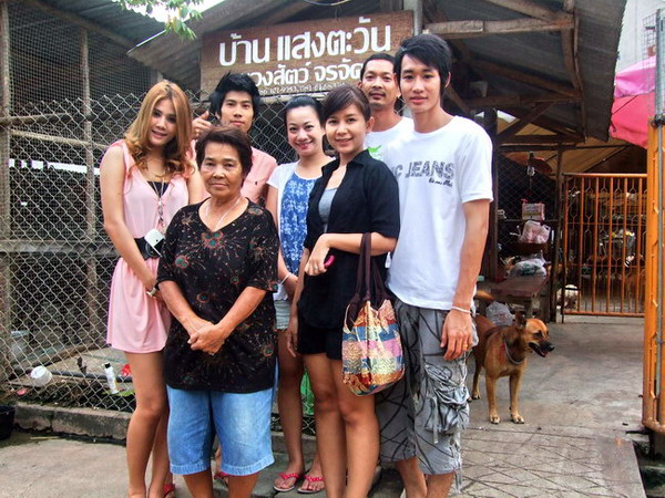 หมู่ครับ ขอบคุณเพื่อนๆด้วยที่แวะมา :cheer: :cheer: :cheer: :cheer:

สู้ๆ นะครับป้า ตราบใดที่ป้าทำโ