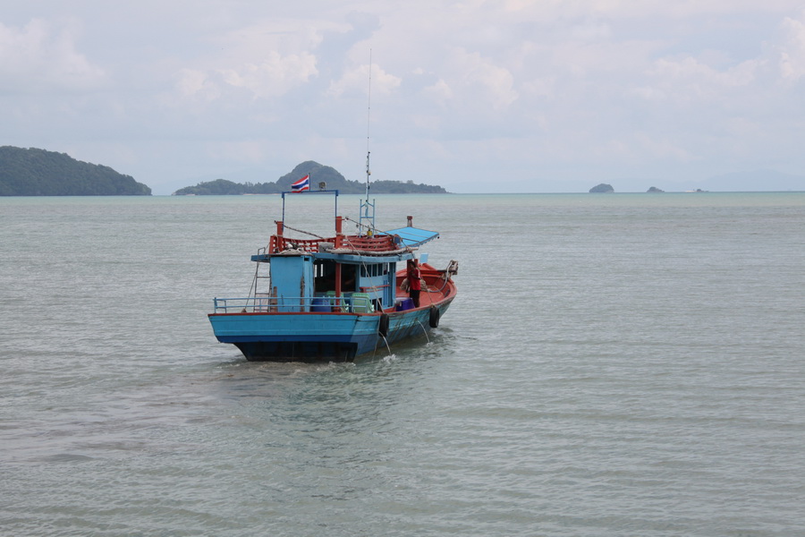 มีเรือเพื่อนนักตกปลาที่กำลังจะออกไปล่าสัตว์กลางท้องทะเล  ต่อไปเลยคร้าบบบ.... :smile: :smile: