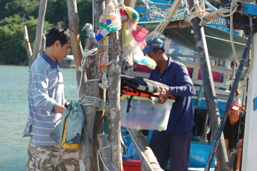 ช่วยกันขนของลงเรือครับ :cheer: :cheer: