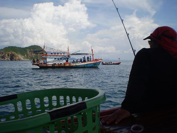 เรือไต๋เรืองอีกลำมาเเจมอยู่ข้างๆเรา :blush: