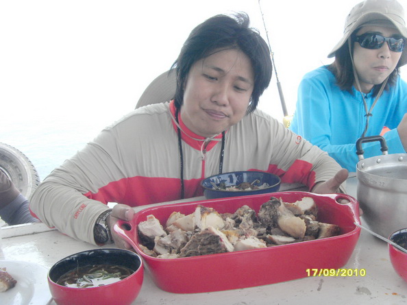 เมื่อไก่ทอด 4 ชิ้นกับข้าวเหนียว 4 ห่อ 
