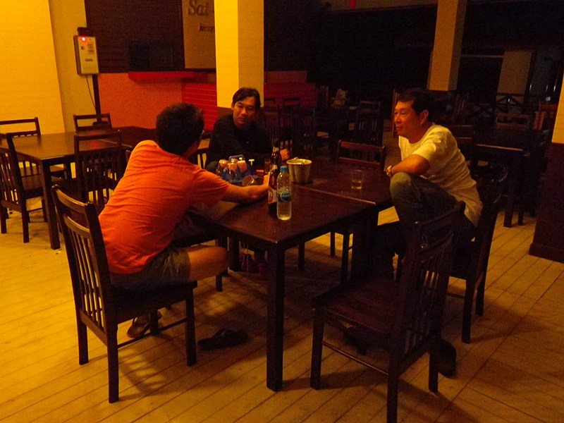 ถึงที่พักแพสายชล  ......อาบน้ำเรียบร้อย    ก็ออกมานั่งกิน ข้าว และพูดคุย สนุก เฮฮา ตลอด .... :laughi