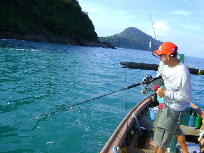 พอถึงหมายด้านข้างเกาะ บังแกก็ เบาเรือ เดินเครื่องช้า ให้พวกรา ระดมตีเหยื่อกัน  
โปรกุ๊กไก่ เปิดเกมส