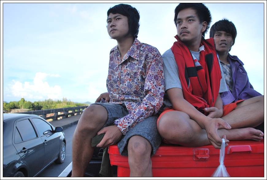 
หิ้วถุงตลอดทาง....ไม่รู้ถุงอะไรของมัน.....

 :laughing: :laughing: :grin: :grin: