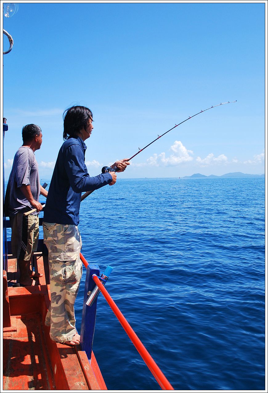 
สักพักเสียงรอก ท้ายเรือก็ดังขึ้น.. :ohh: :ohh: