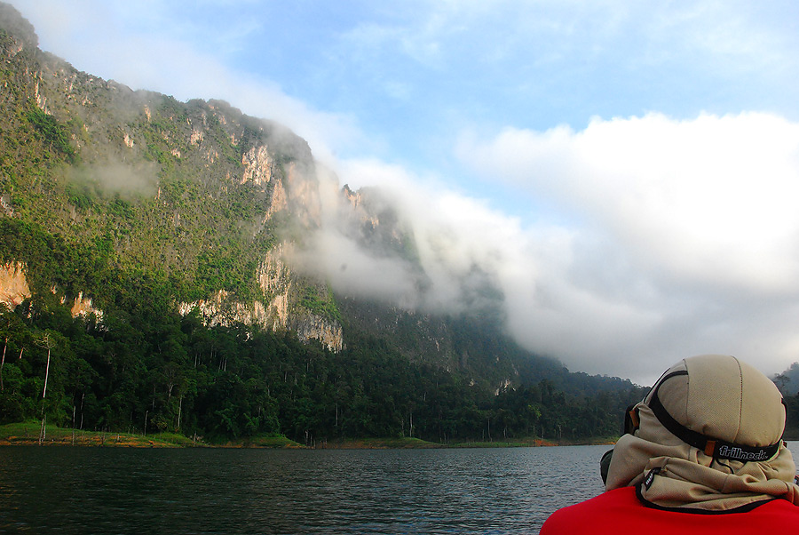 ภูเขาหิน สูง .... ด้านหลัง  นี้ และครับ   เป็น ทะเลใน (500 ไร่)  

น้ำใน 500 ไร่ จะลอด ไปในถ้ำ  ระ