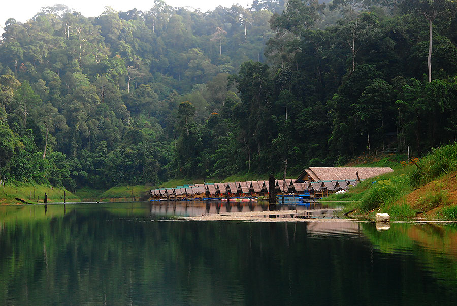 ถึงแพเชี่ยวหลาน  .... ที่จอดเรือ  หลังจากที่แล่นเรือมาประมาณ 10 นาที