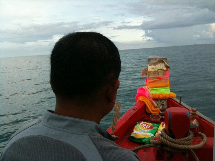 ไหว้หัวเรือโดยป๋าหลอง
แว่วว่าป๋ามีคาถาดีในการไหว้ .....  :laughing:

 :cheer: :cheer: :cheer:
