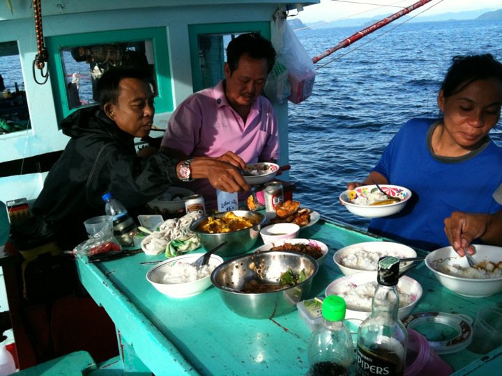 เชิญน้าๆป้าๆทุกๆท่านครับ   :umh: :umh: :umh:
กับข้าวบนเรือลำนี้ไม่เป็นสองรองใคร  :cool:

 :cheer: