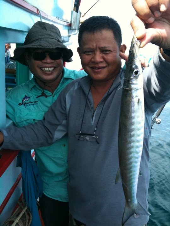 ปลาน้ำดอกไม้ตัวนี้ พอไต๋เห็นก็จัดแจง
ผูกเบ็ดใหม่ แล้วเอาเบ็ดเกี่ยวหลัง ปล่อยลงทะเล   :laughing:

