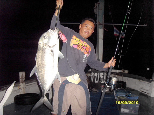 ท้ายเรือก็ หาปลามาเซ่นเป็นระยะๆ    :laughing: :laughing: :laughing: :laughing: :laughing: :laughing: