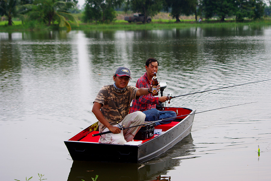  [b]พี่ชายที่แสนดีของผมนี่น่ารักจริงๆ อุตส่าห์ขับเรือให้พี่วิทย์แวะมาส่งเครื่องดื่มเย็นๆ ให้ผม ตีจิบ