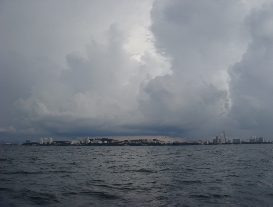 พอย้ายหมายใหม่ ฟ้าฝนก็เริ่มขู่อีกแล้ว :sad: :sad:
จะมาทางนี้รึเปล่าเนี่ย :sick: :sick: