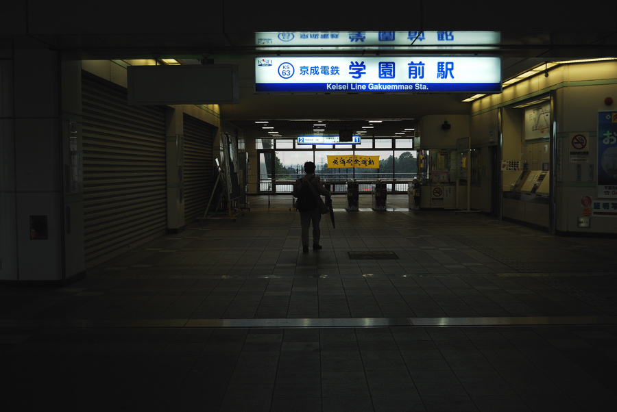 จากสถานี Chiba Chuo นั่งมาอีกสี่สถานีก็ถึงสถานี Gakuemmae ตามที่เราได้ข้อมูลมาจะต้องลงที่สถานีนี้แล้