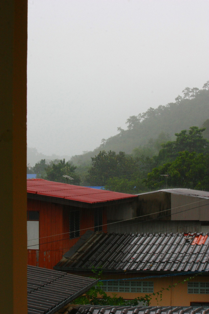 หลังจากนั้นก็โดนฝนถล่มซะ...เหลือลำผมอยู่ลำเดียว จนฝนหยุดตก น้าน็อต กับน้ากบ แอคชั่นลัวร์ ตามมาอีกลำ.