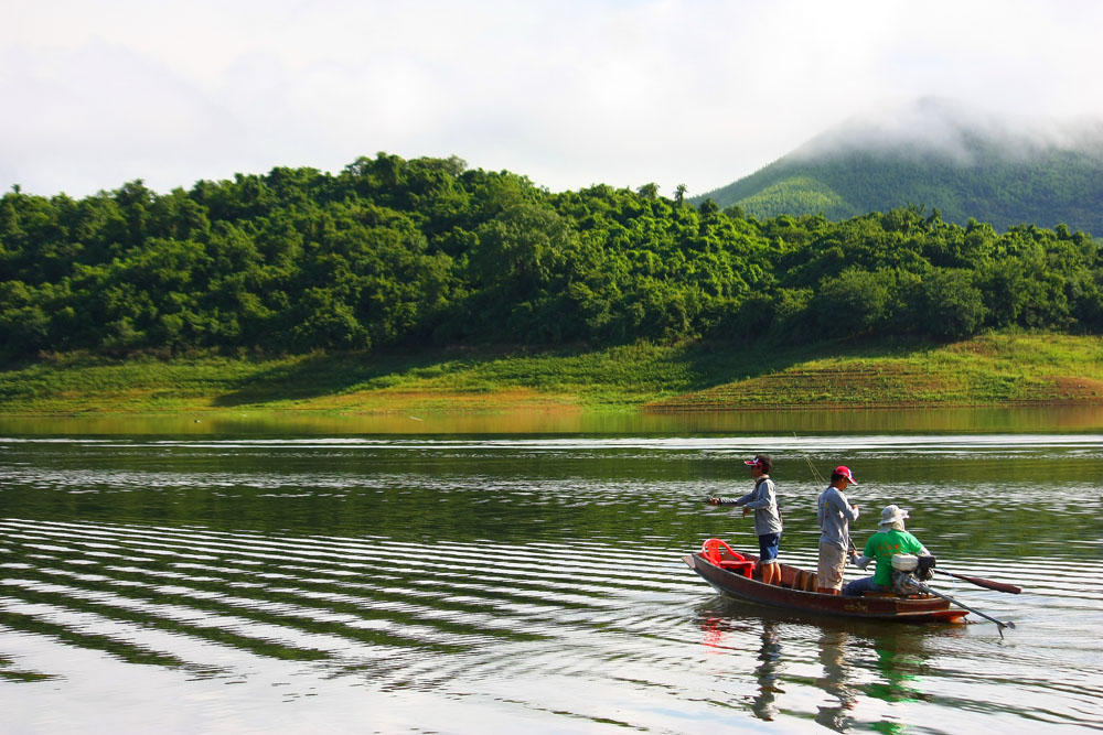 วันนั้นสงัดดียิ่งนัก มีเรือตกปลาเราเพียงลำเดียวจริง ๆ ...เพราะฝนทำท่าจะมาแล้ว.. :sad: :sad: