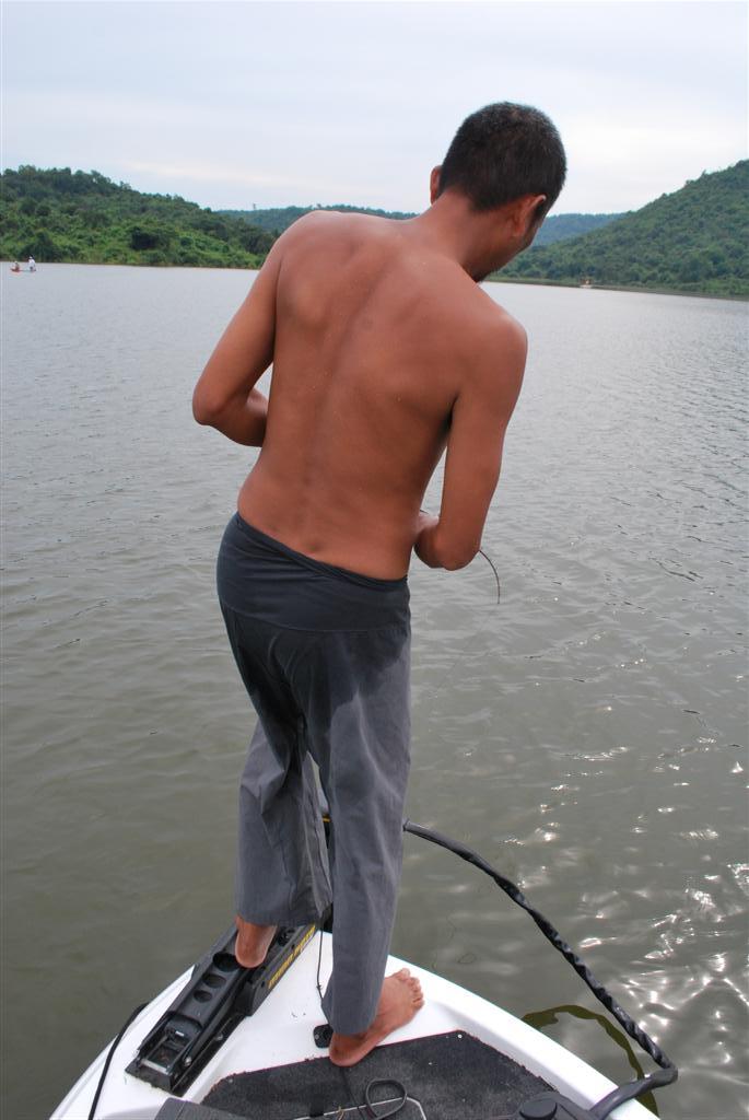 



เล่นตรูซะรอบเรือเลยนะ... :laughing: :laughing: :la