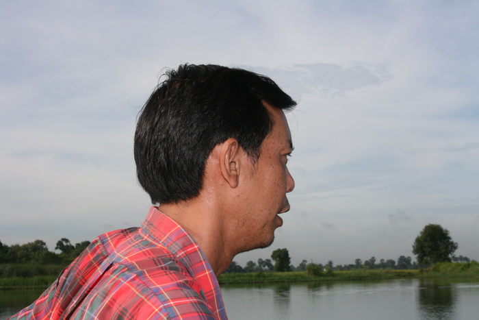  [b]พี่โกรีบชะเง้อดู ด้วยความสงกะสัย[/b]