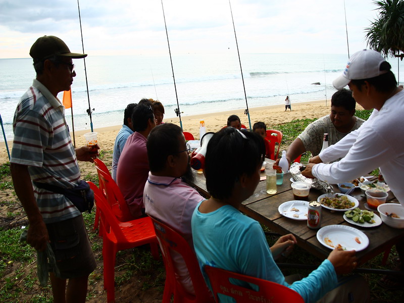  [b]แต่ละคนตั้งใจมาร่วมงานแข่งขันตกปลาชายหาดในครั้งนี้อย่างเต็มที่[/b]