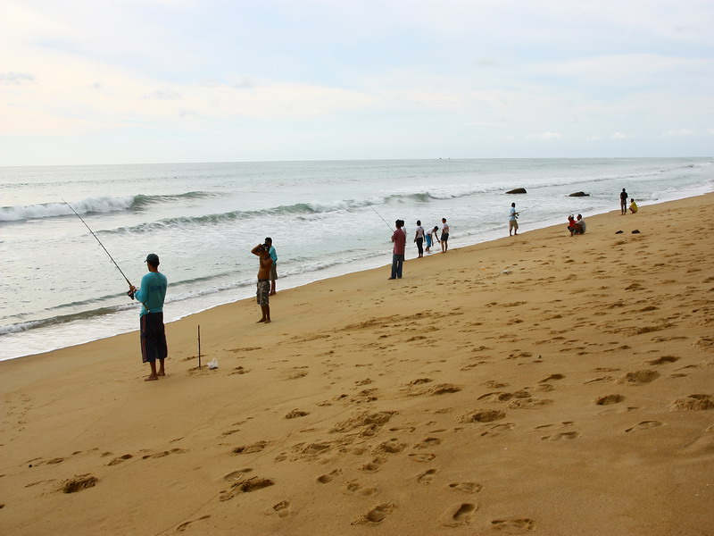  [b]บางคนก็ลงไปตกปลาที่ชายหาดกันอย่างสนุกสนาน อือออออ.. ก็มันเป็นงานแข่งขันตกปลานี่เน๊อะ[/b]