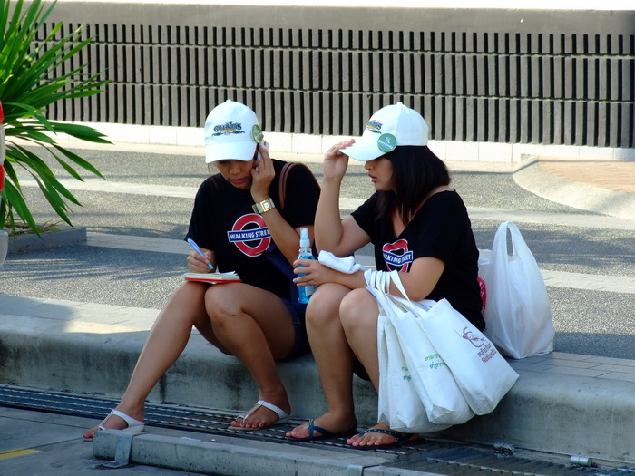 2 โปรดิวเซอร์สาวผู้ดำเนินจัดการแข่งขันในครั้งนี้ครับ
คนซ้ายน้องเอคนขวาน้องกิ๊ฟ ยังโสดทั้งคู่ ถ้าใคร