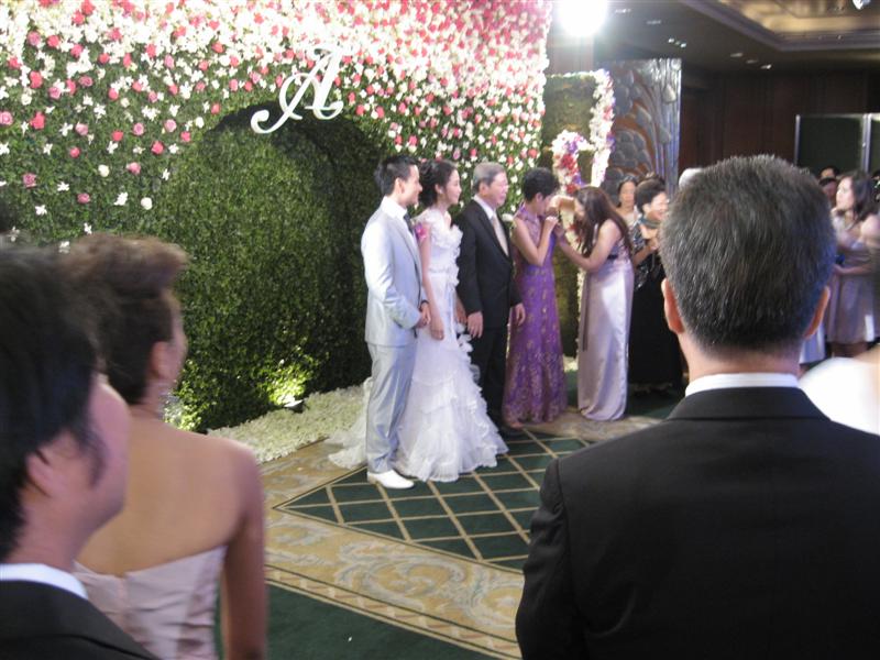 มัวแต่ถ่ายรูปอยู่ อ้าวนั่น บ่าวสาว