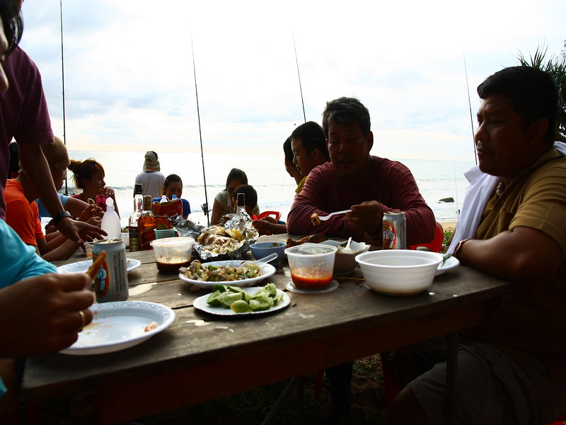 [b]ท่านกำนันตั๊กหลังจากลงไปอาบแดดที่ชายหาดอยู่พักใหญ่ ทนไม่ไหวต้องเผ่นหนีขึ้นมานั่งคุยกับท่านรอง ไม