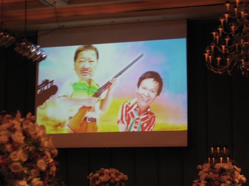 ภาพนี้ก็เล่นเอาซ๊ะ ฮา เลยครับ เสี่ยเจียงยืนถือปืนยาว อิอิ  :laughing: :laughing: :laughing: :laughin