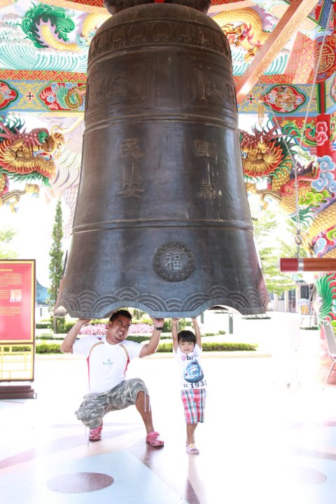 พ่อ-ลูก ช่วยกันยก ฆ.ระฆัง  :laughing:

 :cheer: :cheer: 