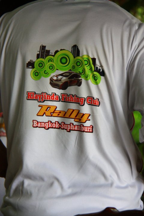 ด้านหลังของเสื้อที่แจก .....  :grin:

 :cheer: :cheer: