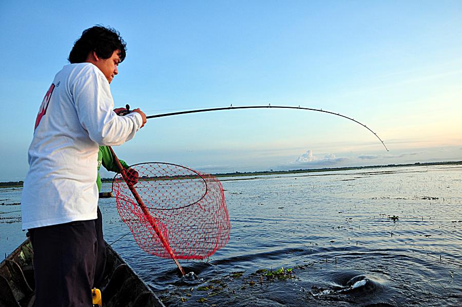 วิ่งเรือมาซักพัก  ตีไปซักพัก โดน  สมใจอยาก หลังจากกินแห้วมานาน  :laughing: :laughing: