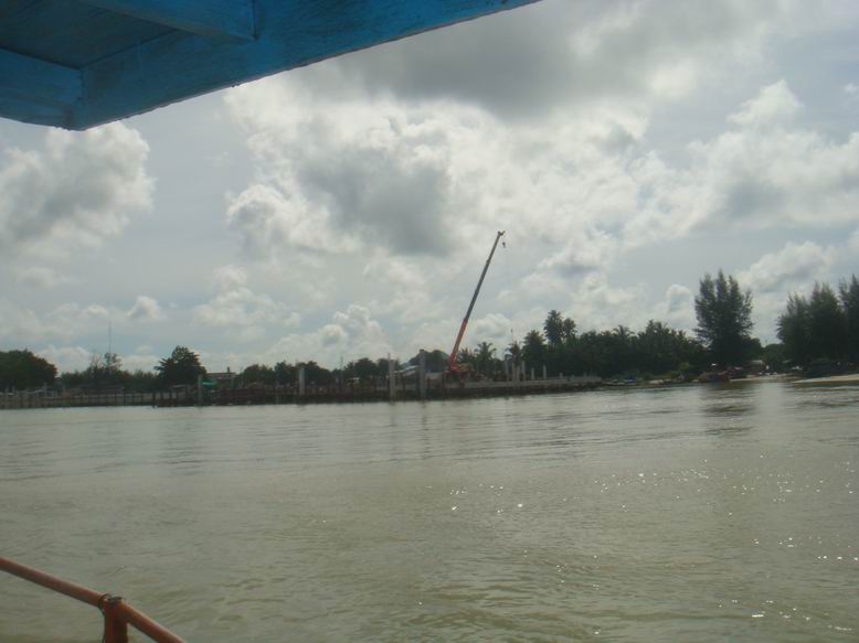 ท่าเรือน้ำลึก ปากบารา  ยังดำเนินการก่อสร้างไปเรื่อยๆ............บางที  ธรรมชาติแถบนี้อาจเปลี่ยนไป...