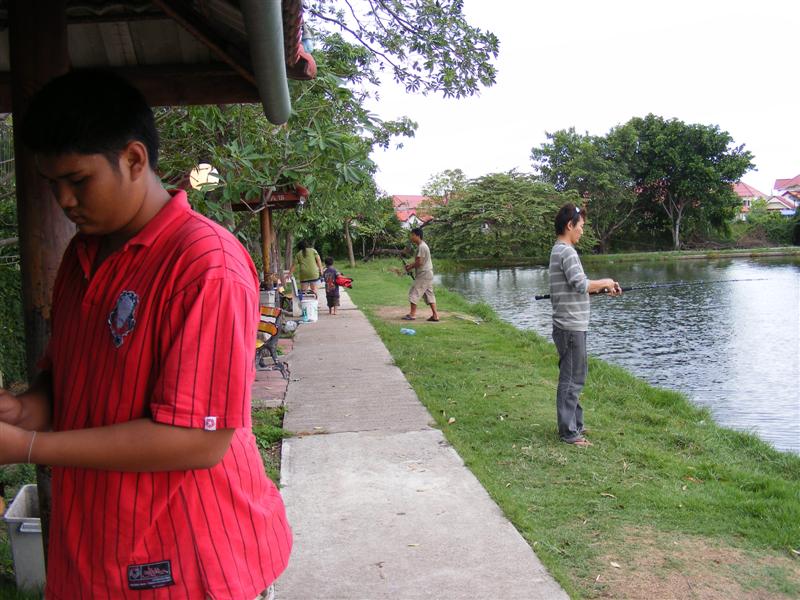[q][i]อ้างถึง: หนึ่งบางนา posted: 27-09-2553, 19:15:15[/i]

มีทีมอยู่กะเค้าแล้ว เออออ มีเสื้อทีมให