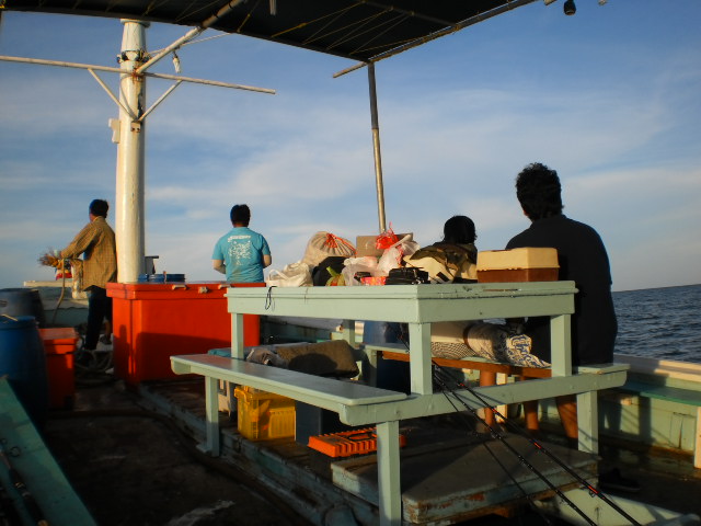 อรุณเบิกฟ้า หมายแต่ละหมายไม่ห่างกันมาก นั่งเรือไม่นานเท่าไรครับ