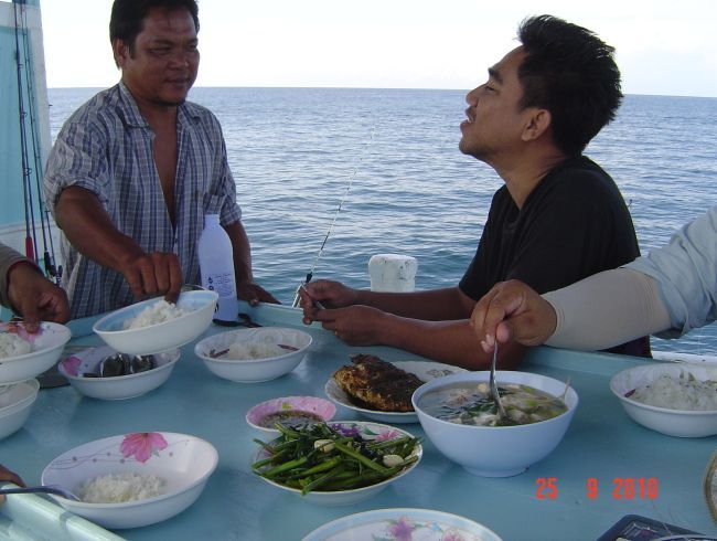 ระหว่างนั้น 2 คนนี้ก็คุยกัน
พี่โล่----เขาให้มาตกปลานะ ปลาไม่ได้มากินอะไรปลาคนอื่นนี่
พี่อี๊ด---ไม่