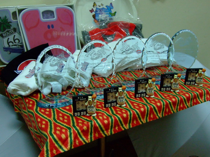โล่รางวัลพร้อมของแจกครับ :grin: :grin: :grin: