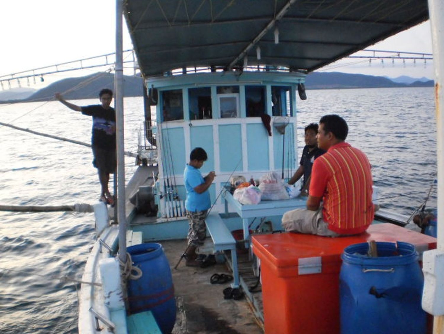 เรือวิ่งไม่ถึงยี่สิบนาทีก็ถึงหมาย