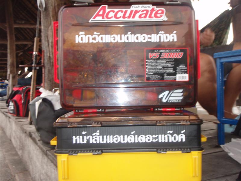 ติดแล้วเท่ห์อย่าบอกใคร..ติดที่กล่อง...กล่องดูดีมีราคากันเห็นๆ..

แต่ถ้าติดที่รถ..รถก็โดนทุบแต่ไม่เ